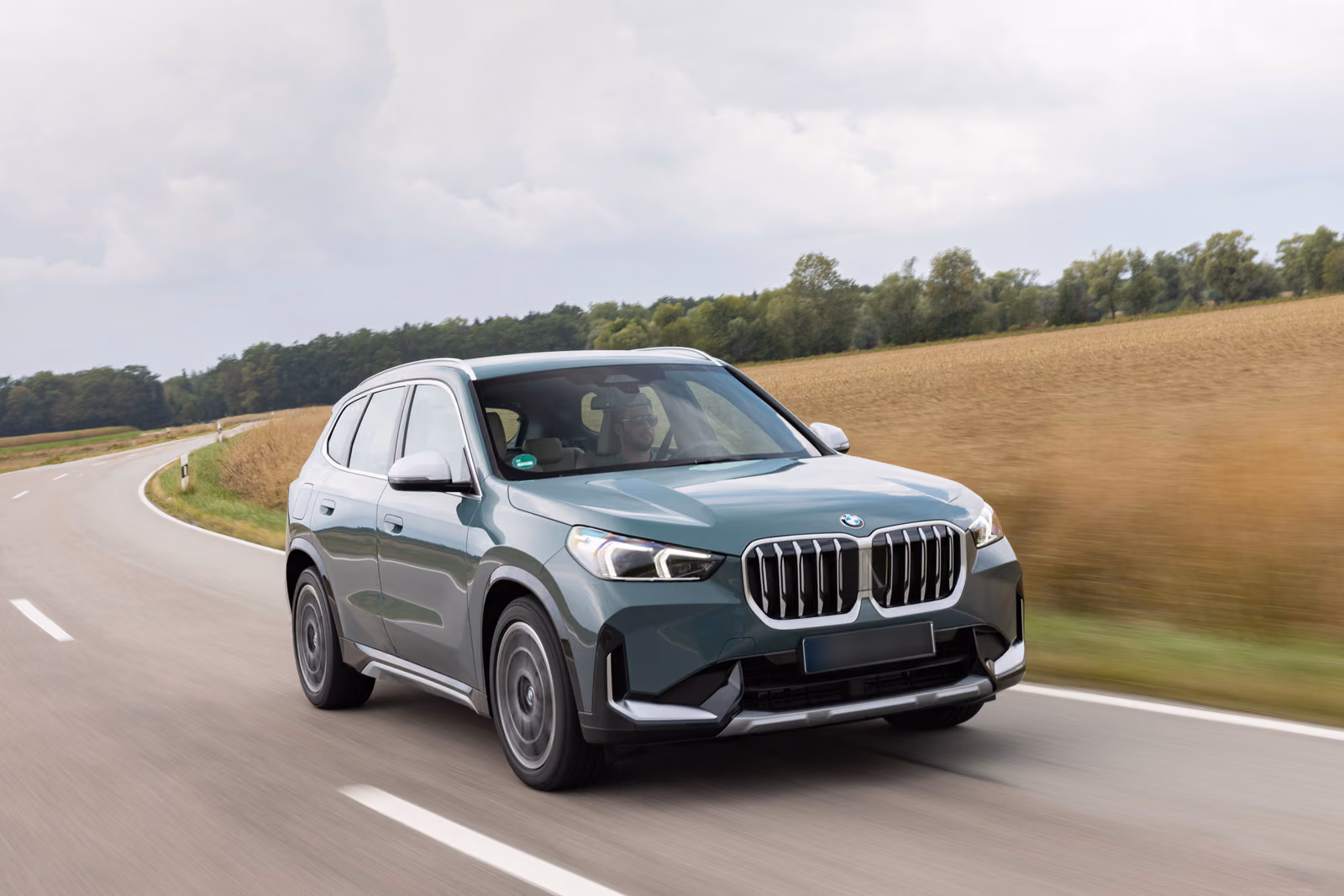 BMW X1 — на дороге среди полей