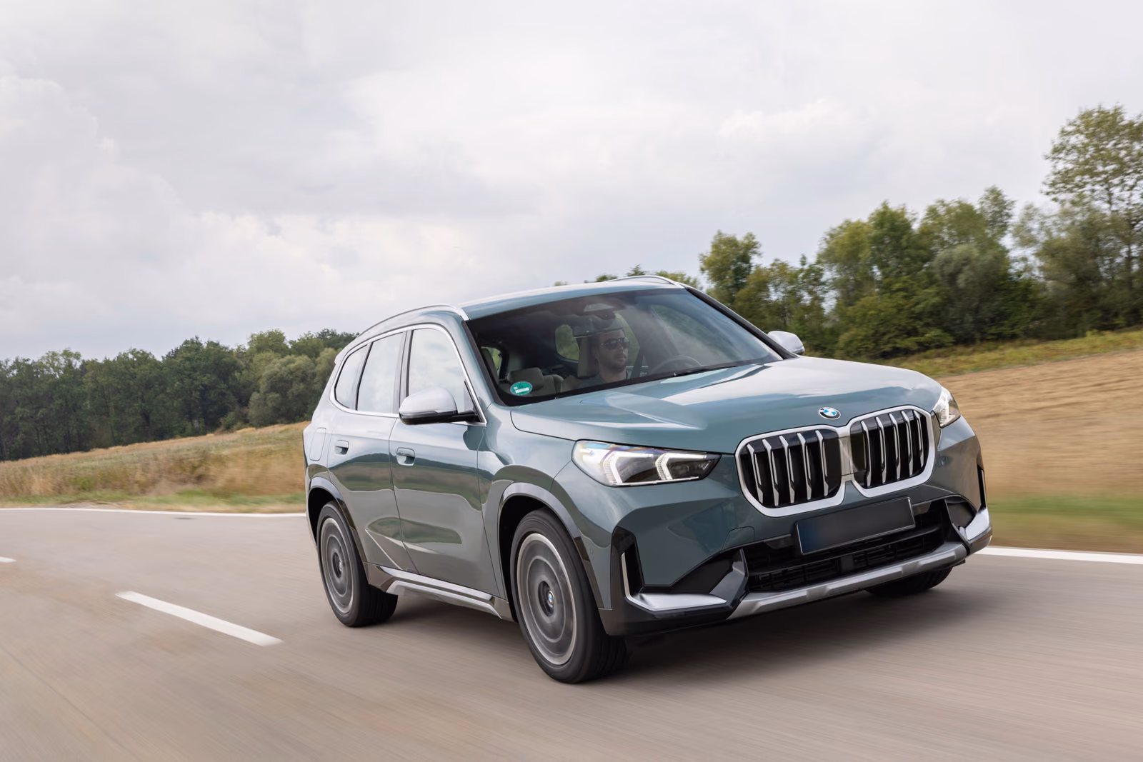 BMW X1 — на просёлочной дороге