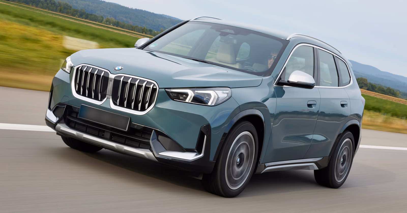 BMW X1 — крупный план спереди в движении