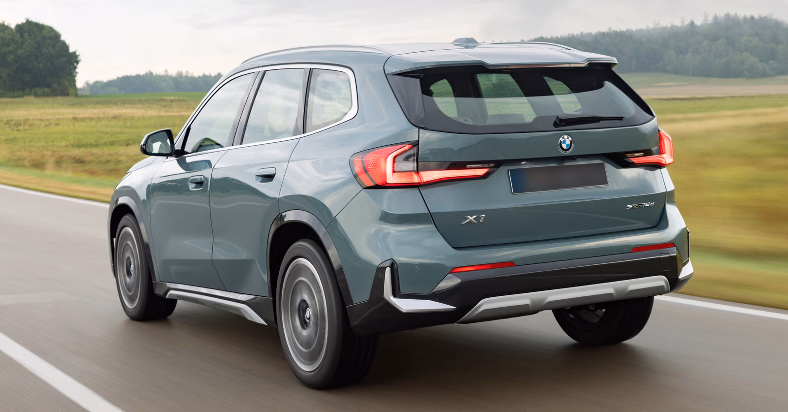 BMW X1 — сзади в три четверти в движении