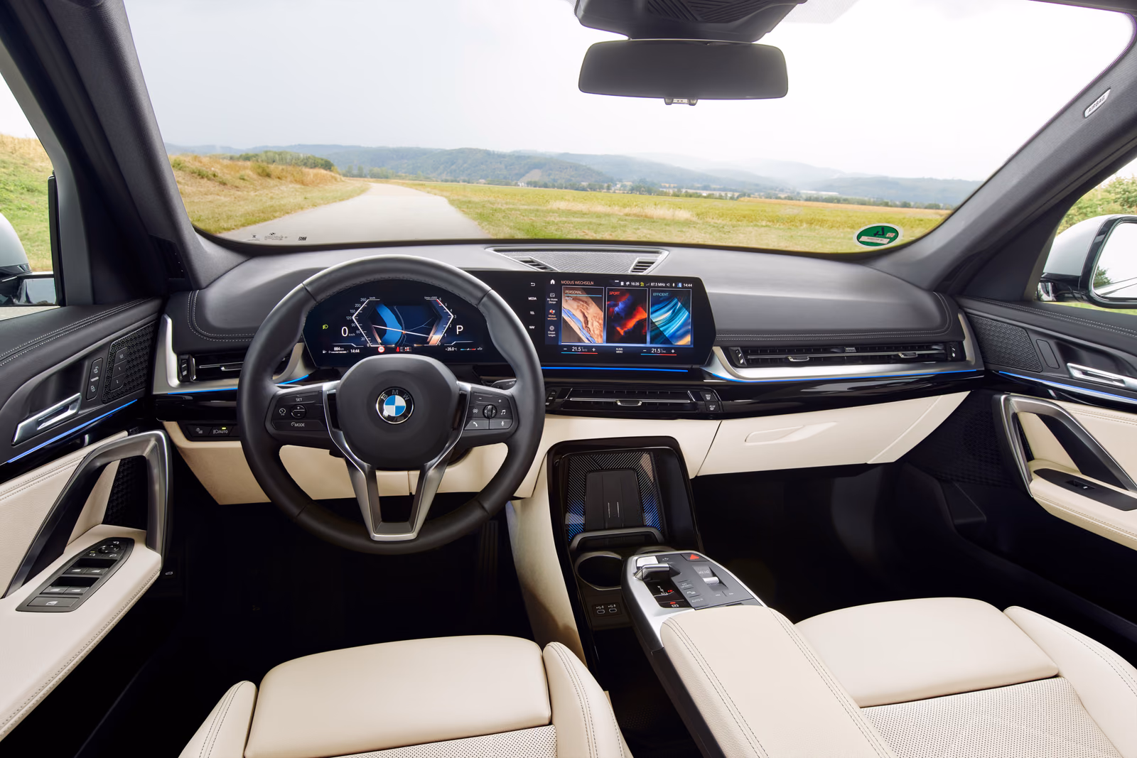 BMW X1 — передняя панель с изогнутым дисплеем