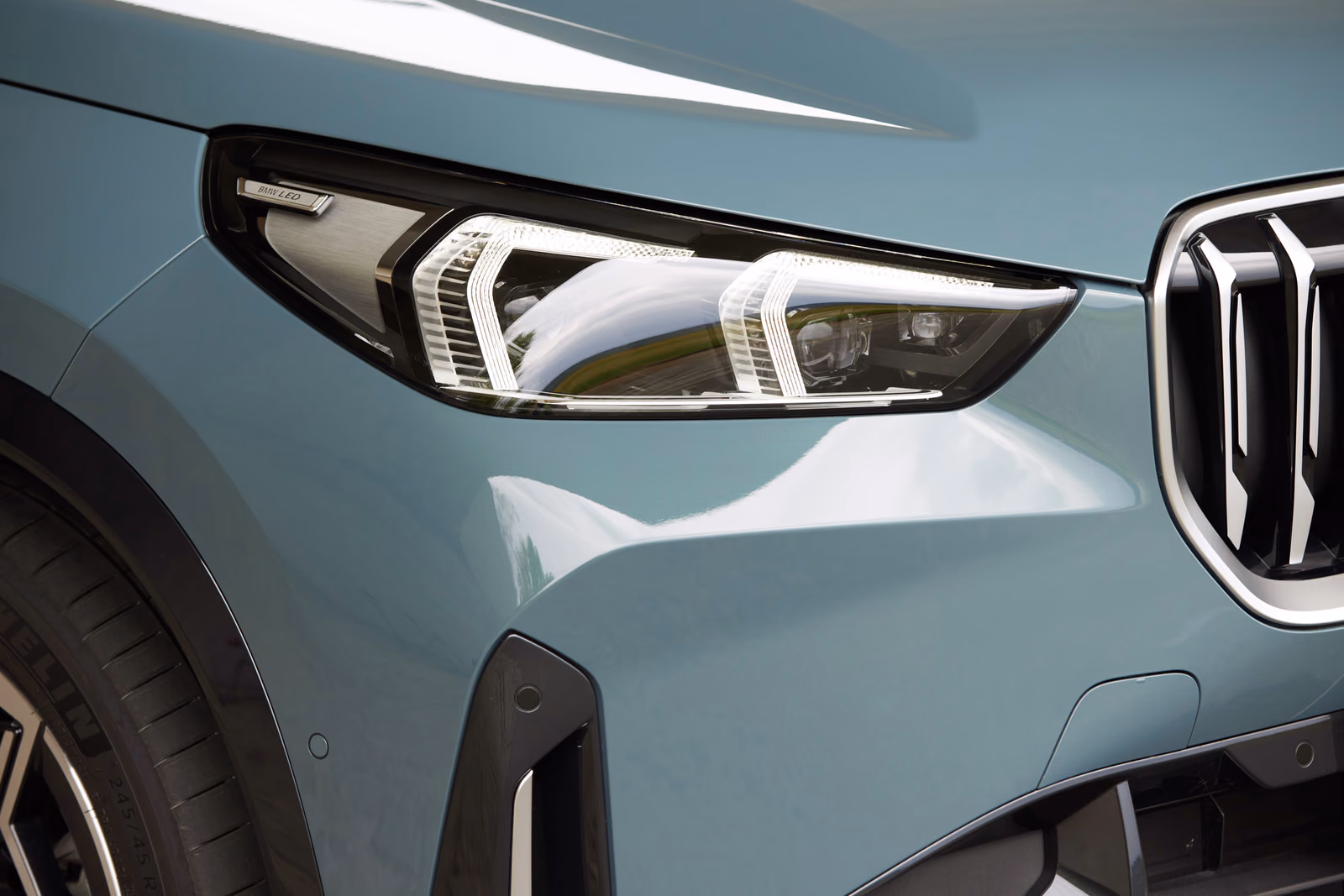 BMW X1 — светодиодная фара крупным планом