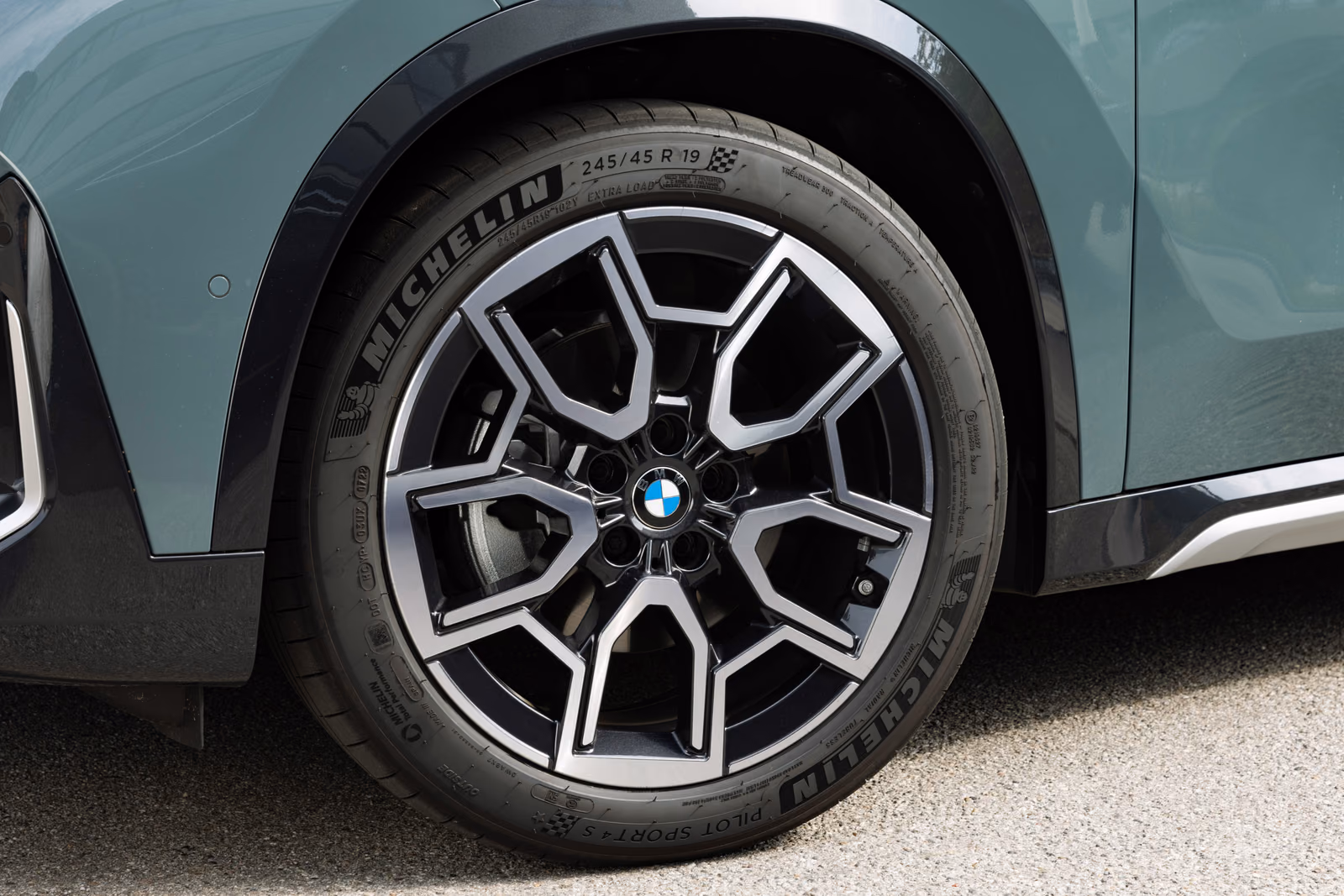 BMW X1 — колёсный диск крупным планом