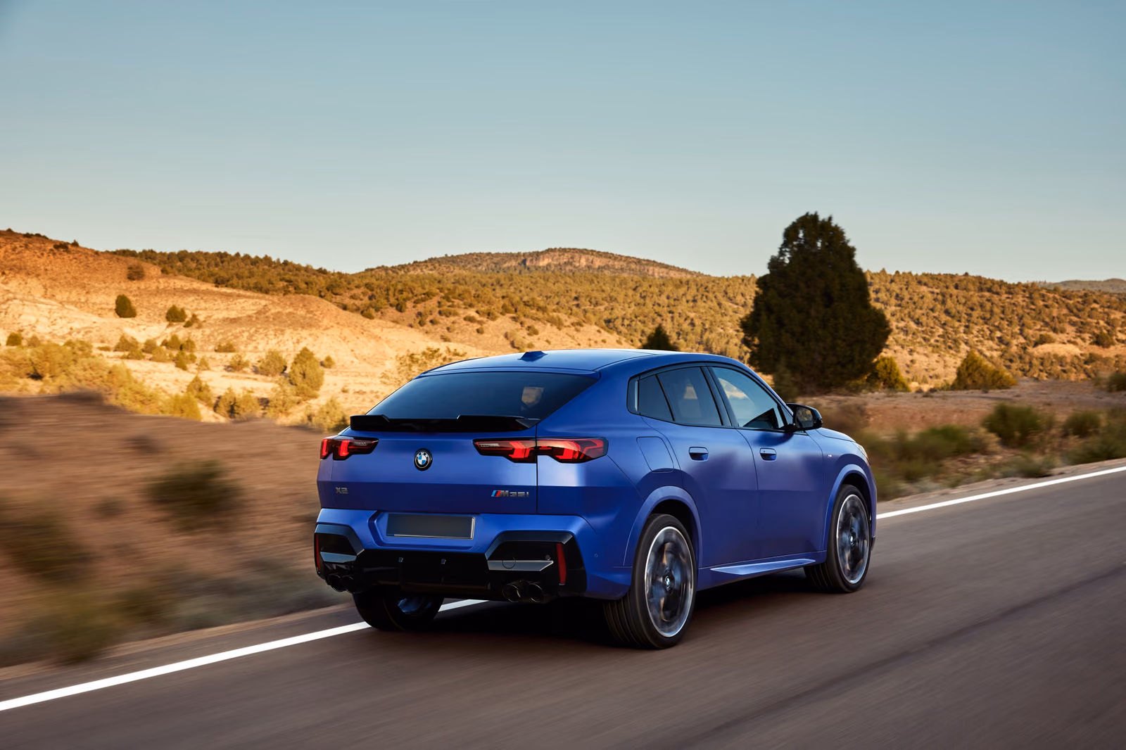 BMW X2 — спереди в три четверти