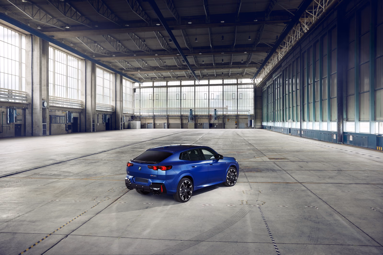 BMW X2 — спереди в три четверти