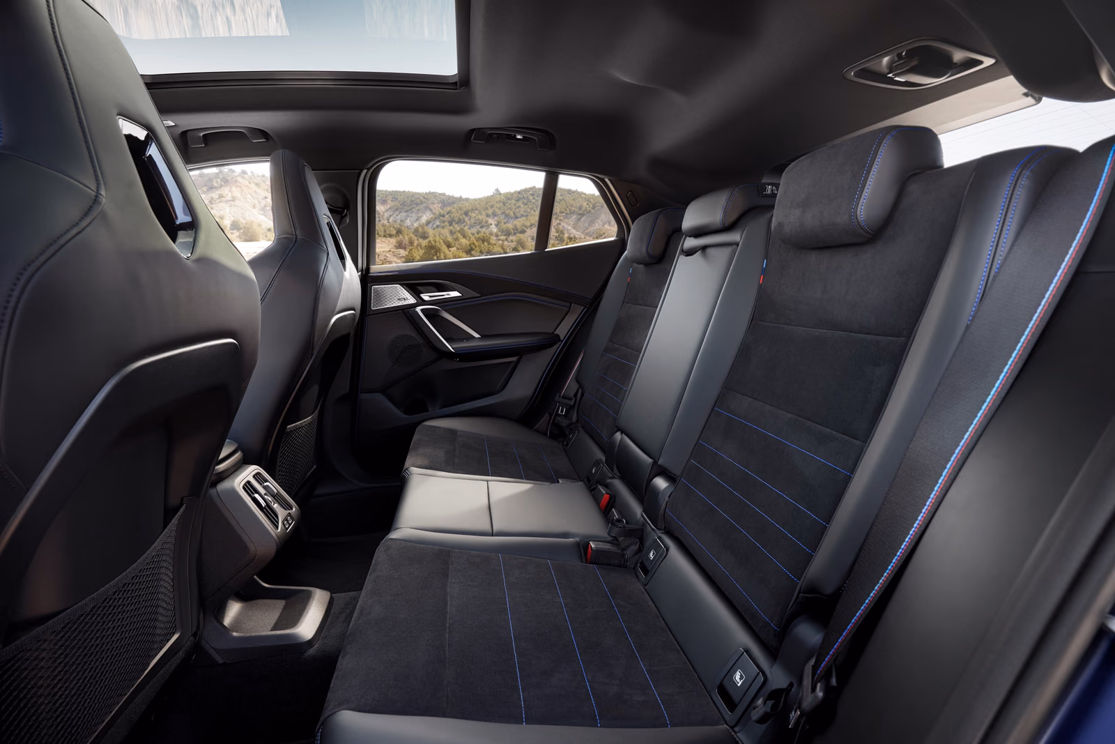 BMW X2 — передняя панель и руль