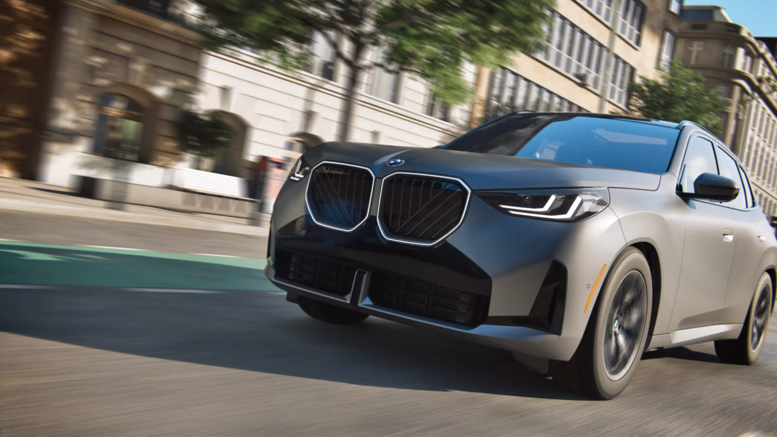 BMW X3 на городской улице