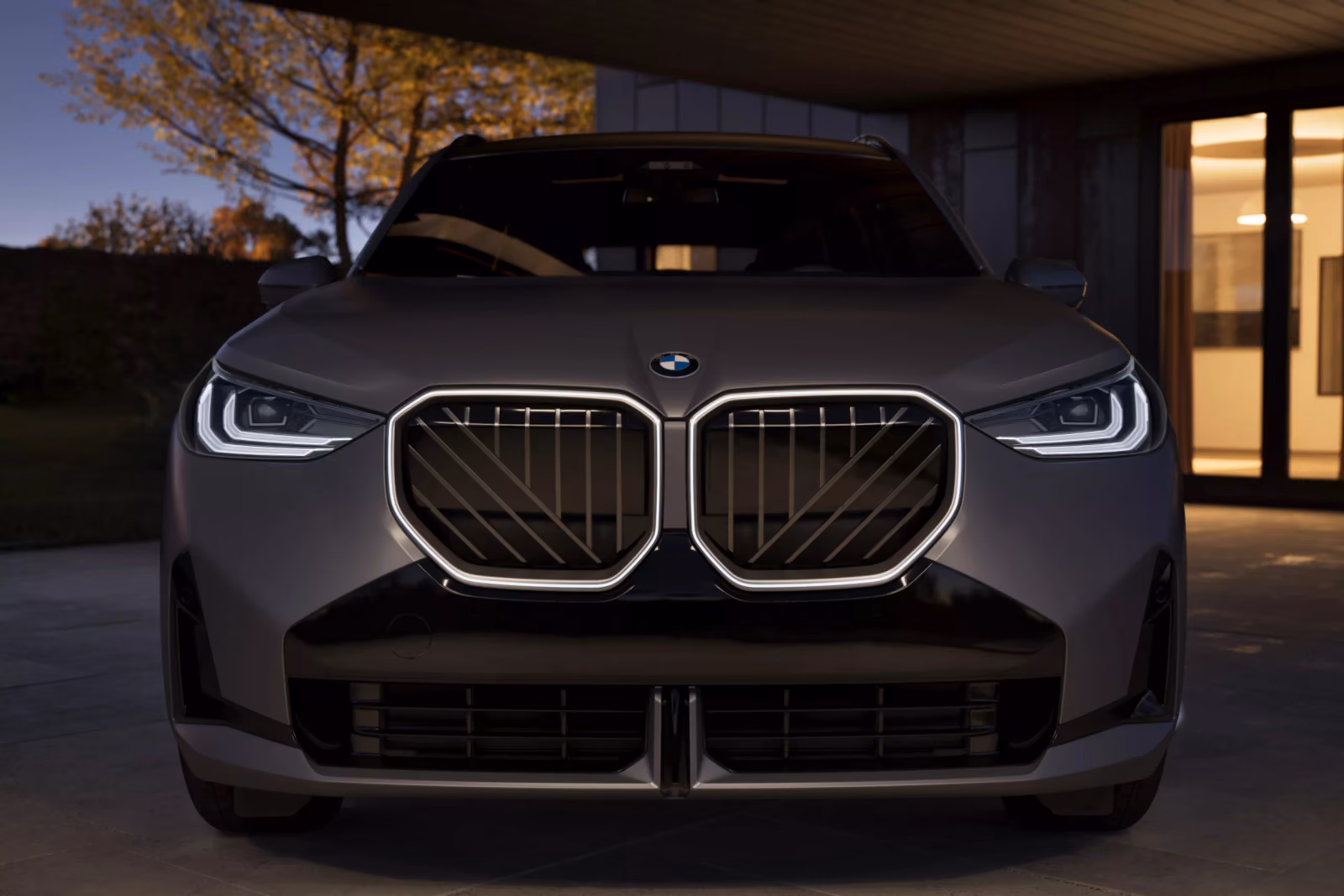 BMW X3, вид спереди в тёмное время