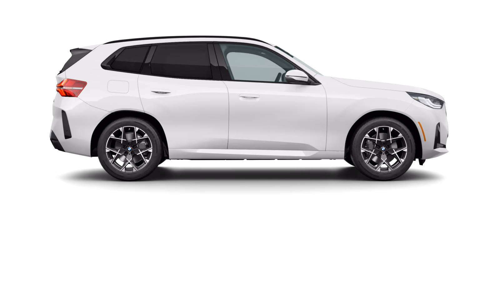 BMW X3 белого цвета в профиль