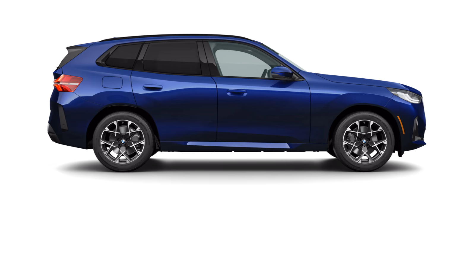 BMW X3 синего цвета в профиль