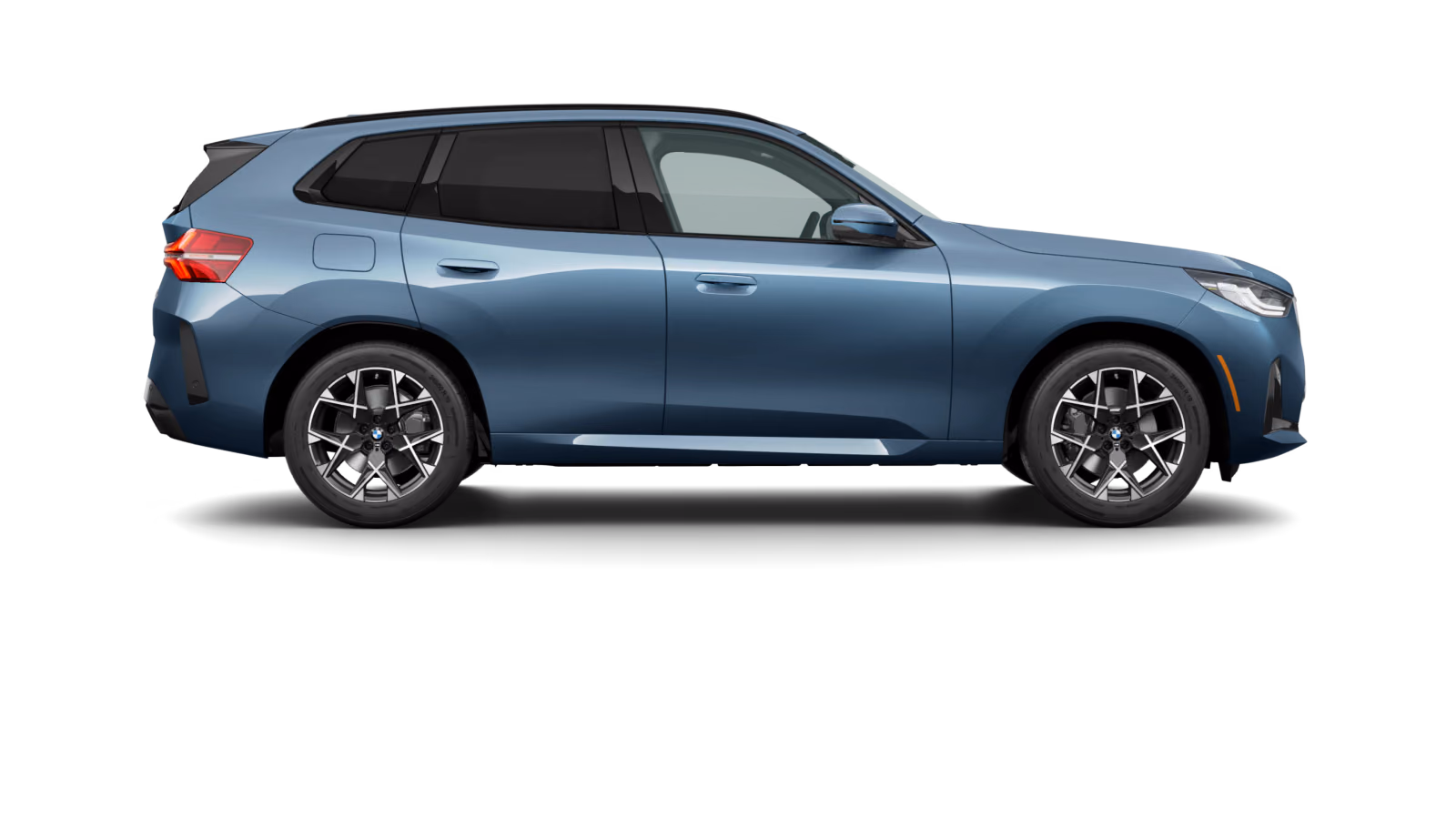 BMW X3 голубого цвета в профиль