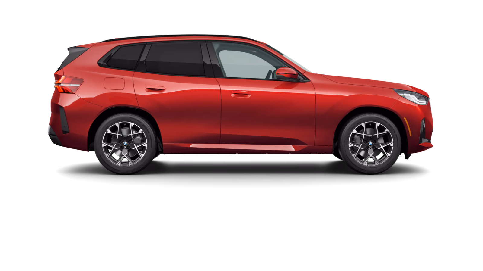 BMW X3 красного цвета в профиль
