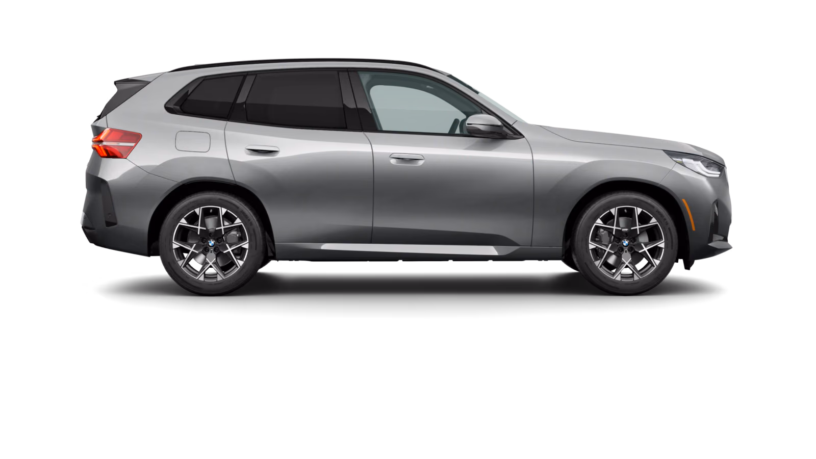 Серебристый BMW X3 в профиль