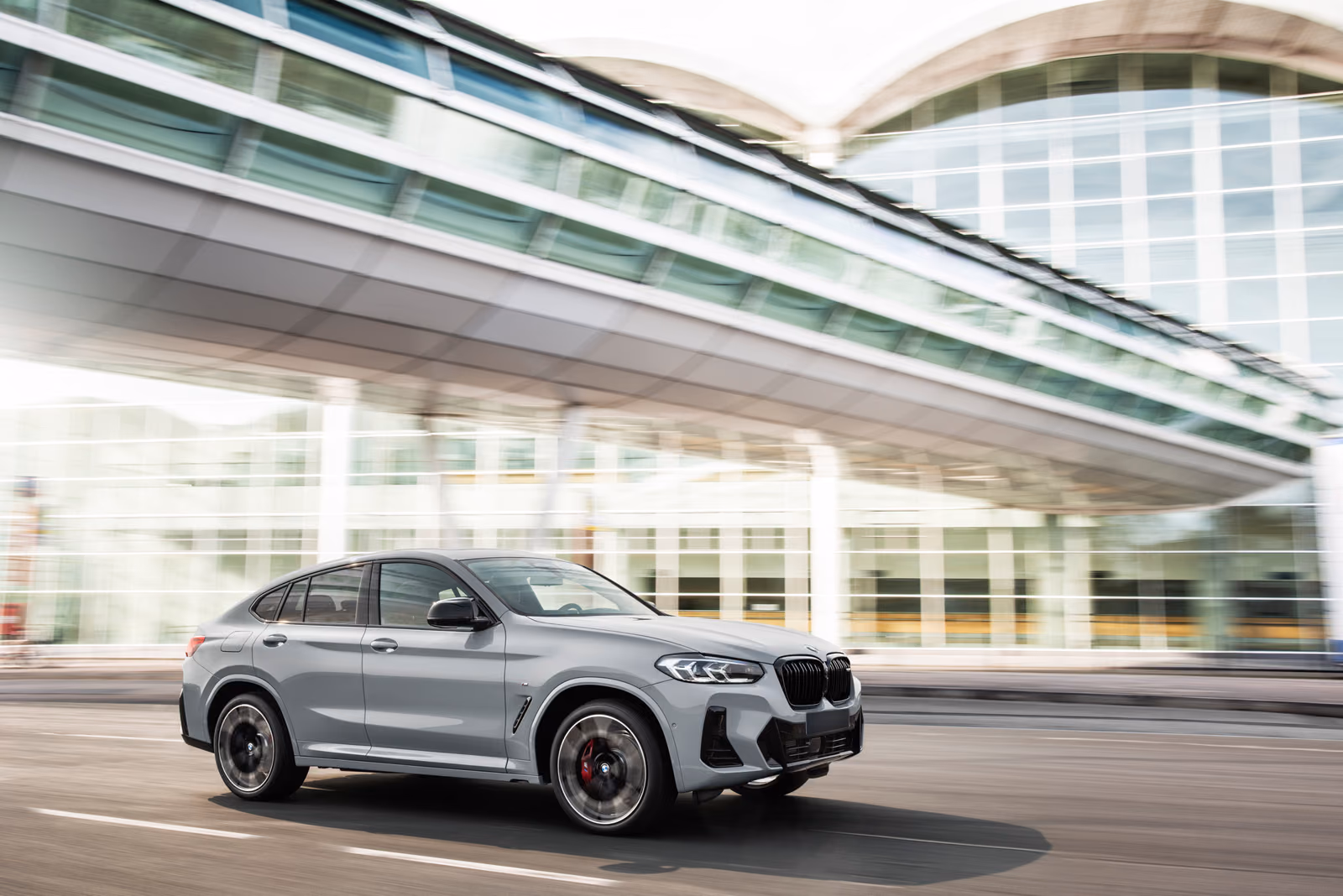 BMW X4 — рестайлинг G02, серый кросс-купе под эстакадой