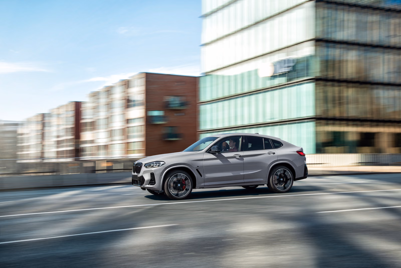 BMW X4 — в движении у современных зданий