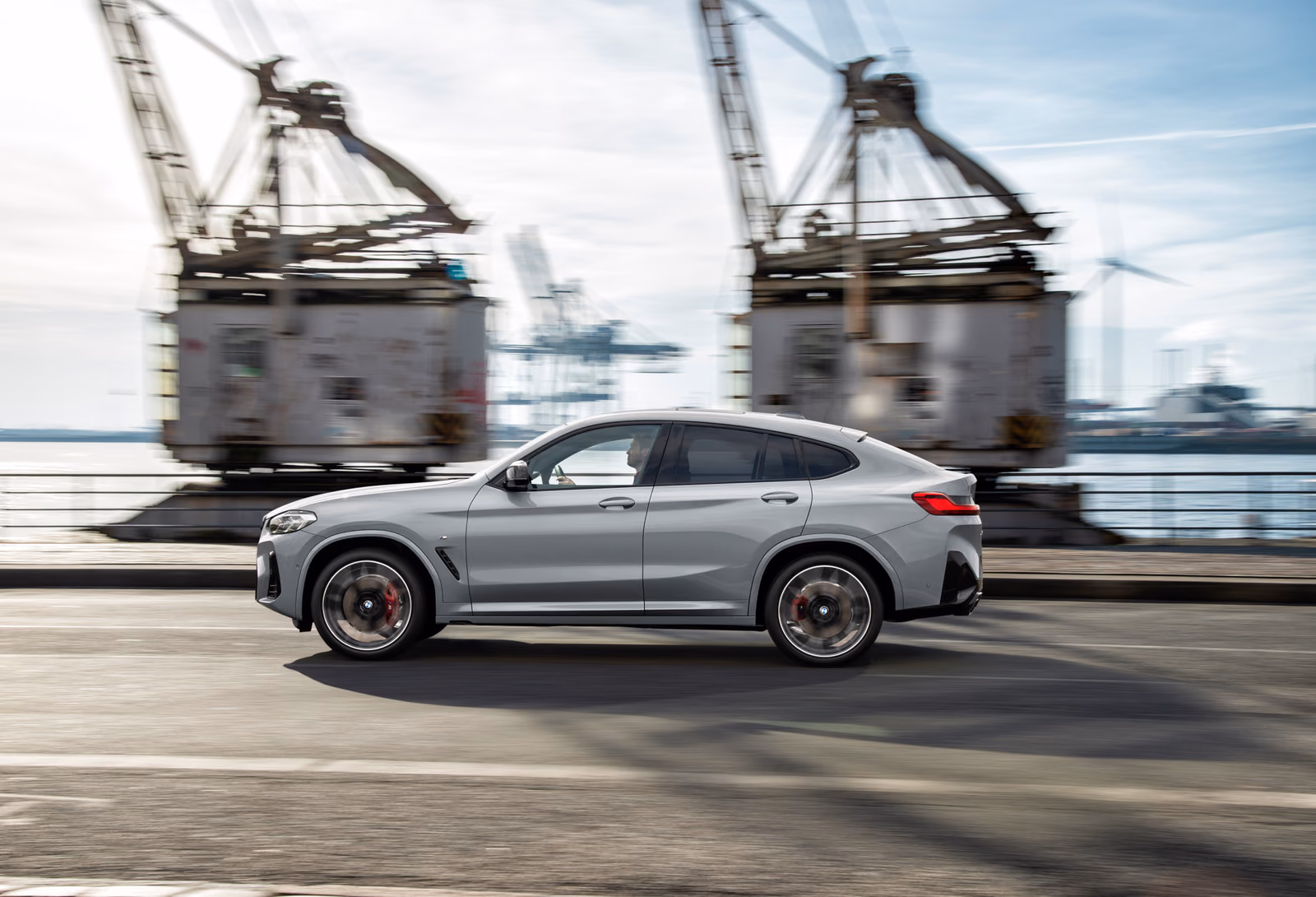BMW X4 — на фоне портовых кранов