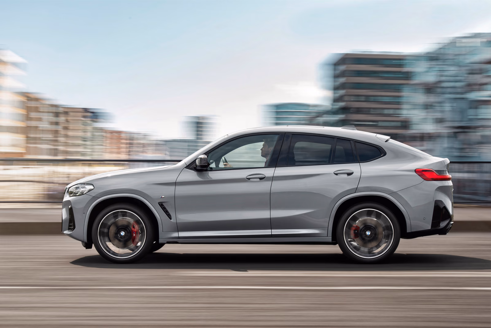 BMW X4 — профиль в движении по городу