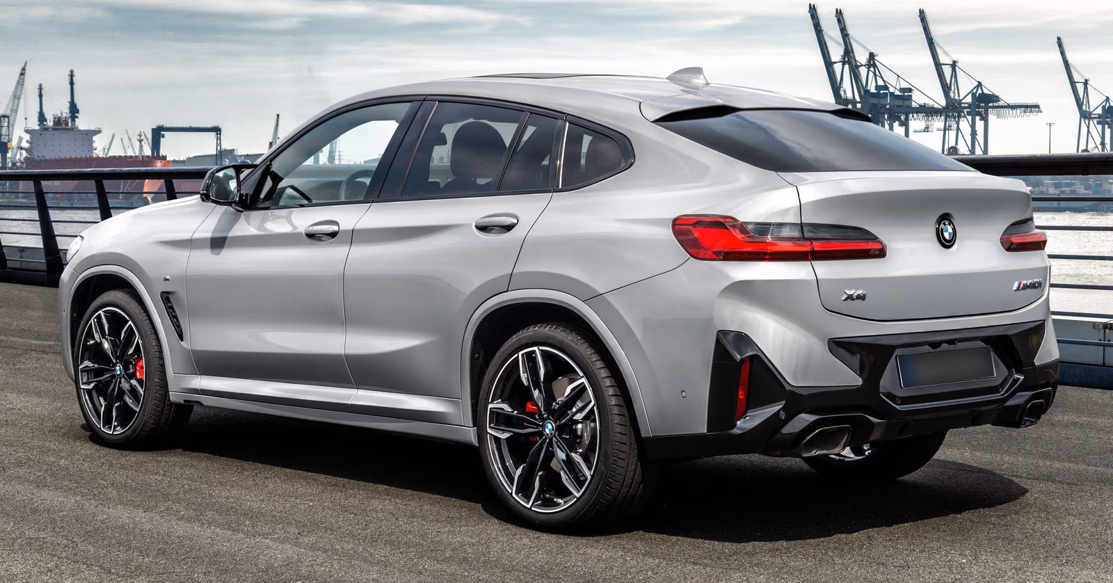 BMW X4 — вид сзади в три четверти в порту