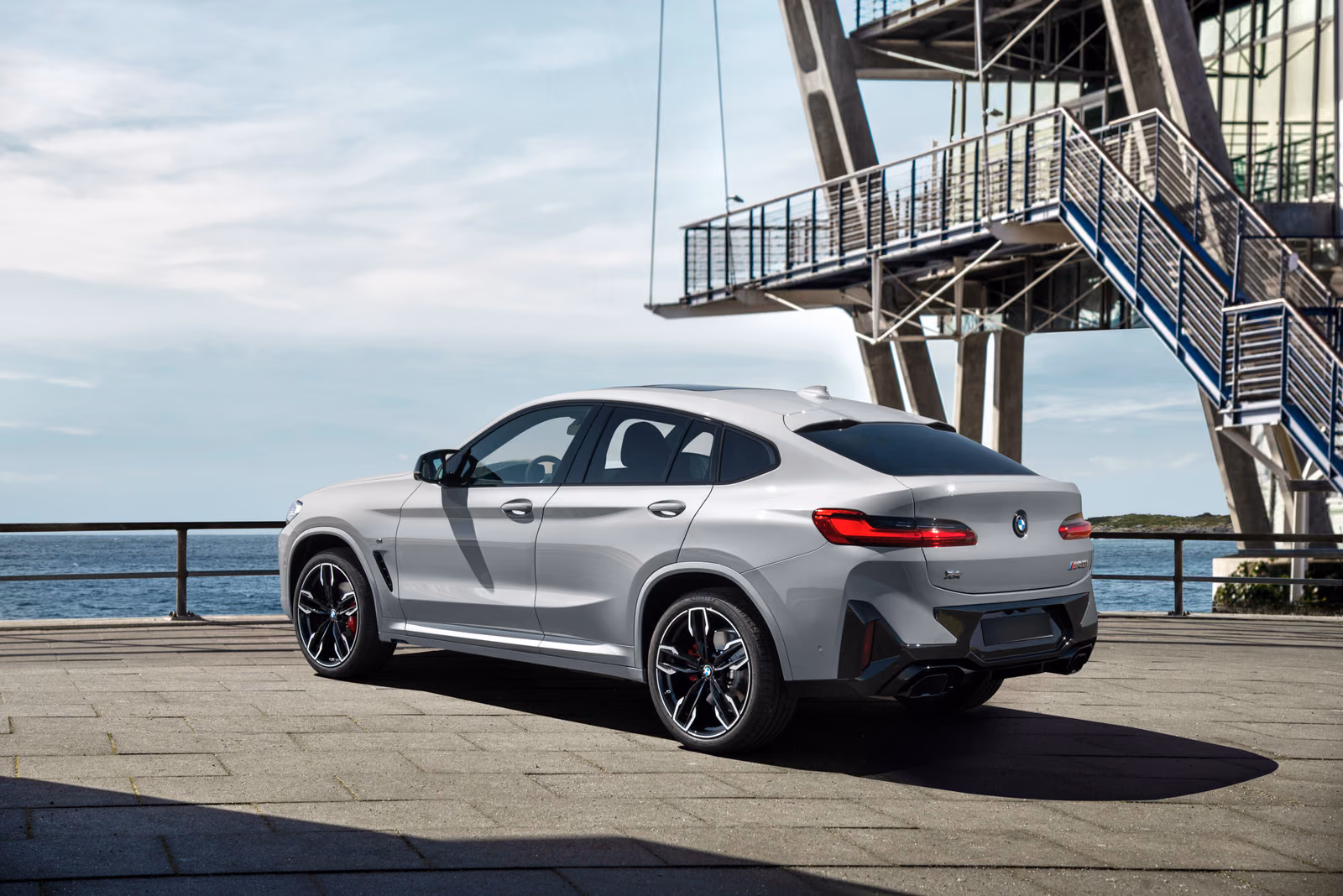 BMW X4 — у лестницы на набережной
