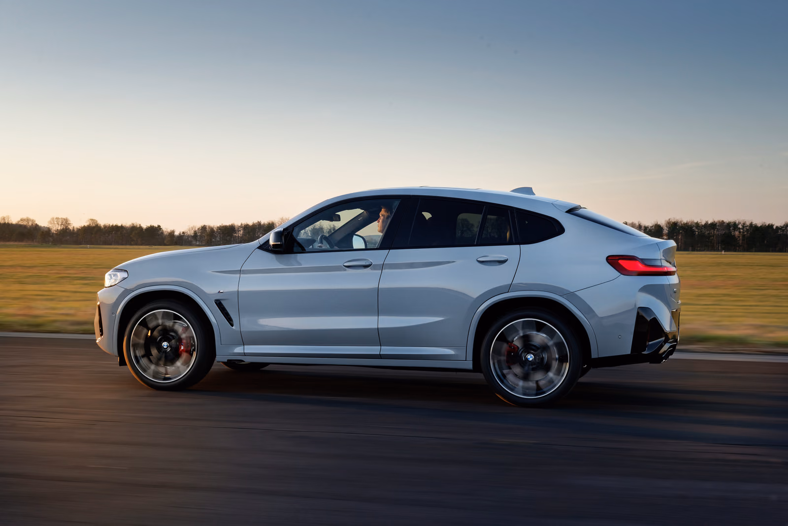 BMW X4 — профиль на закате