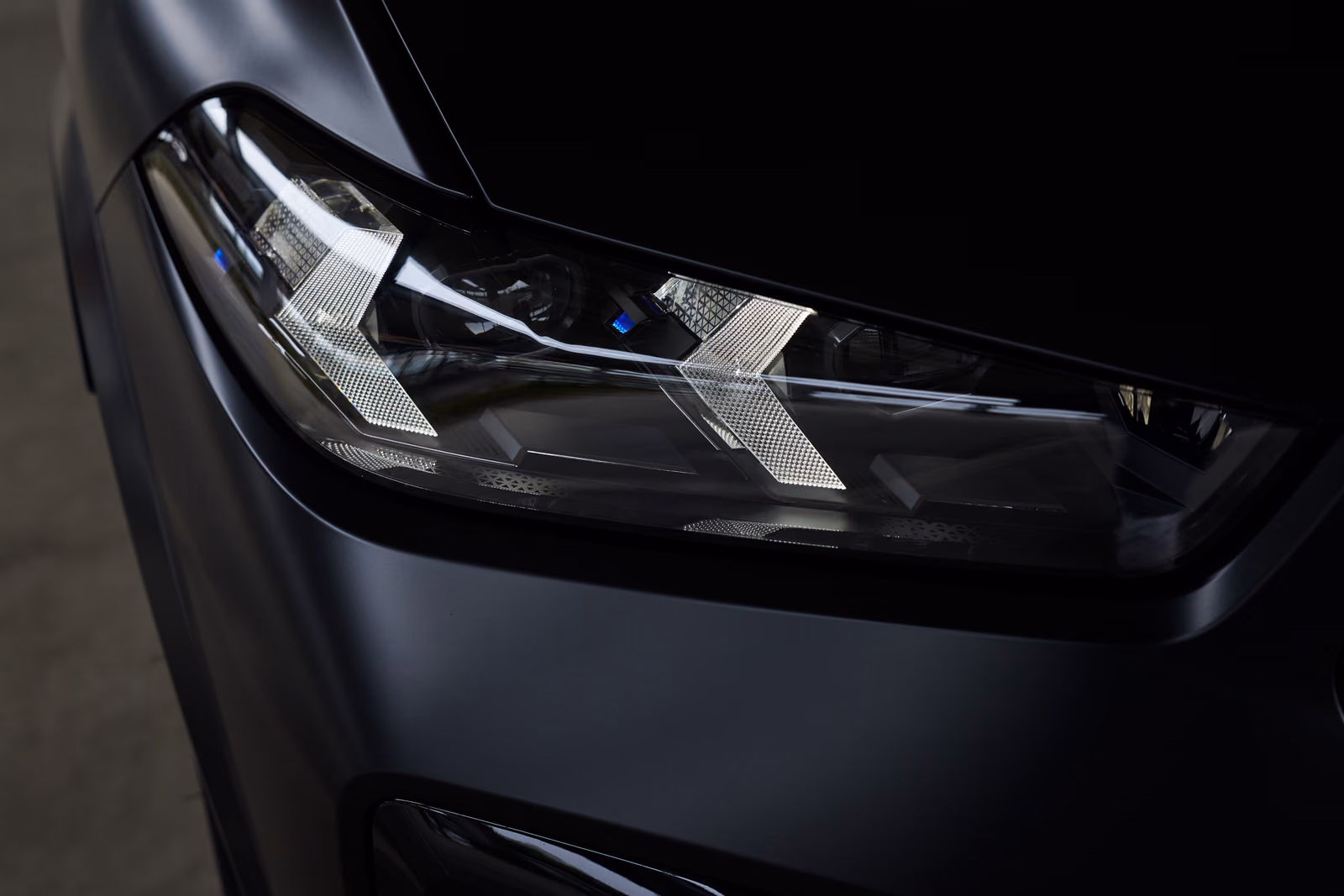 Светодиодная фара BMW X5 M Competition крупным планом