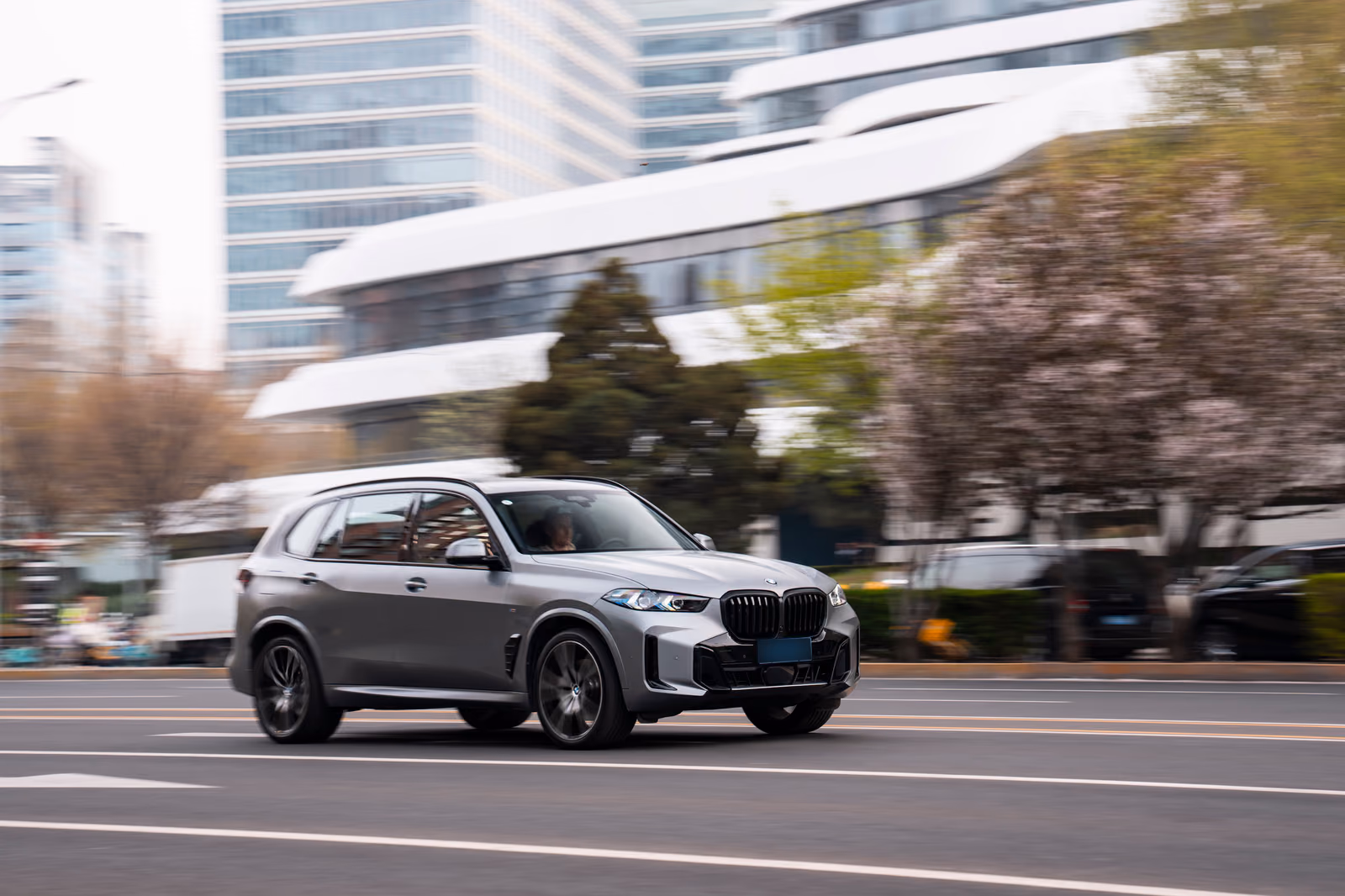 BMW X5 Li на городской улице, вид сбоку спереди