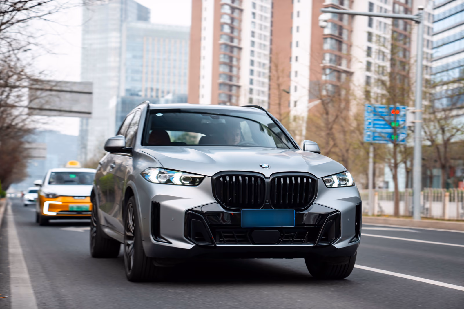 BMW X5 Li в движении, вид спереди в три четверти