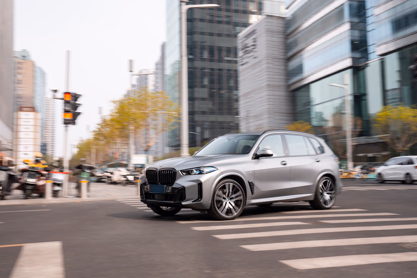 BMW X5 Li на перекрёстке, вид спереди
