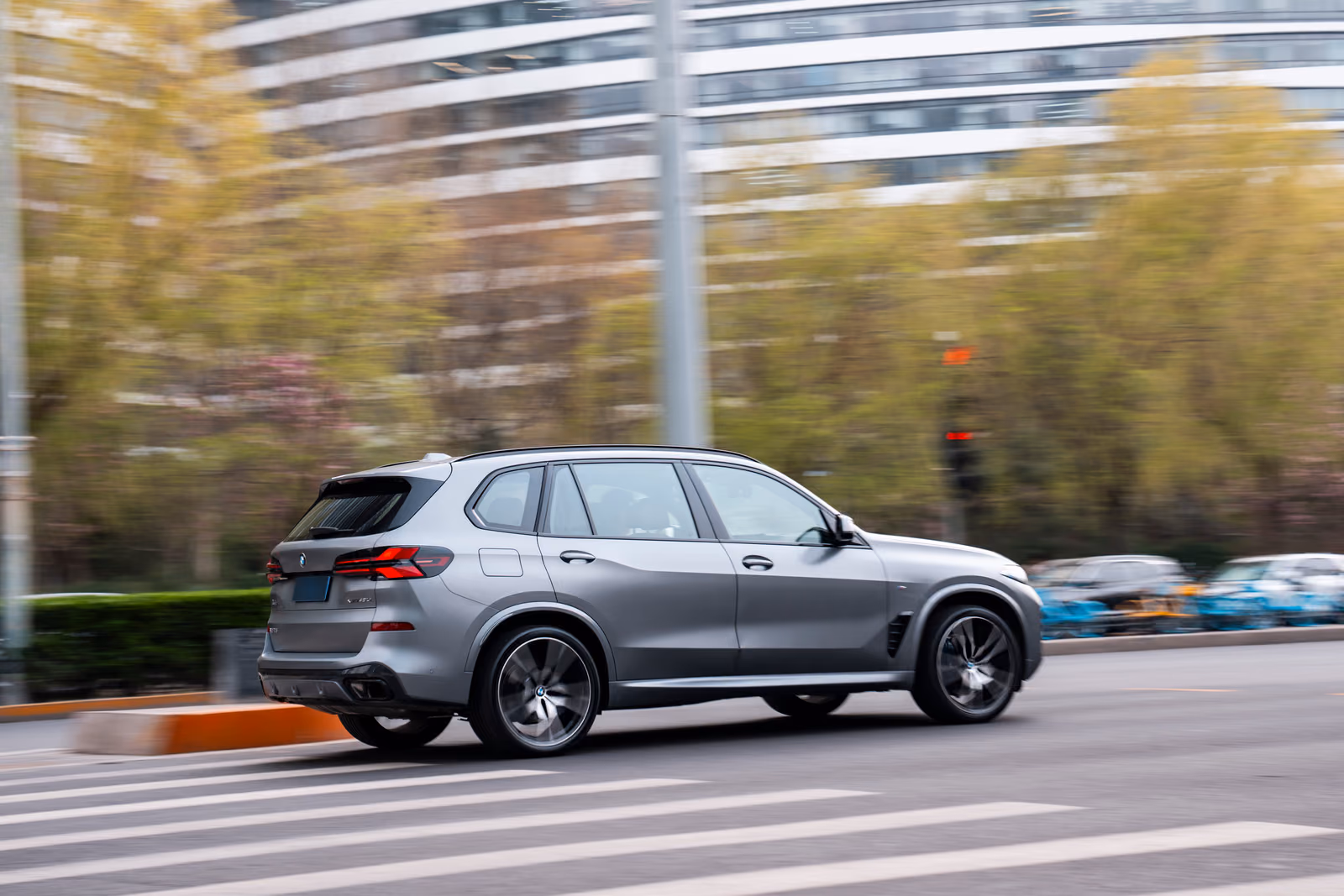 BMW X5 Li в профиль — видна удлинённая колёсная база