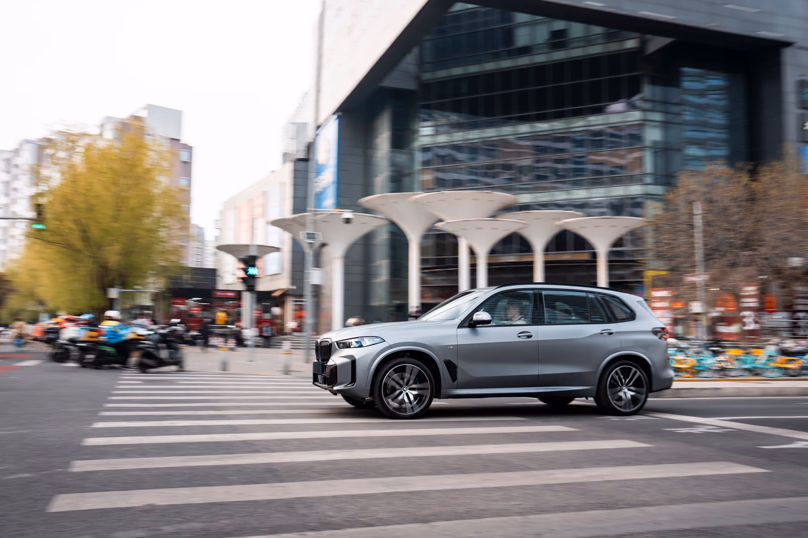 BMW X5 Li у делового центра, вид спереди в три четверти