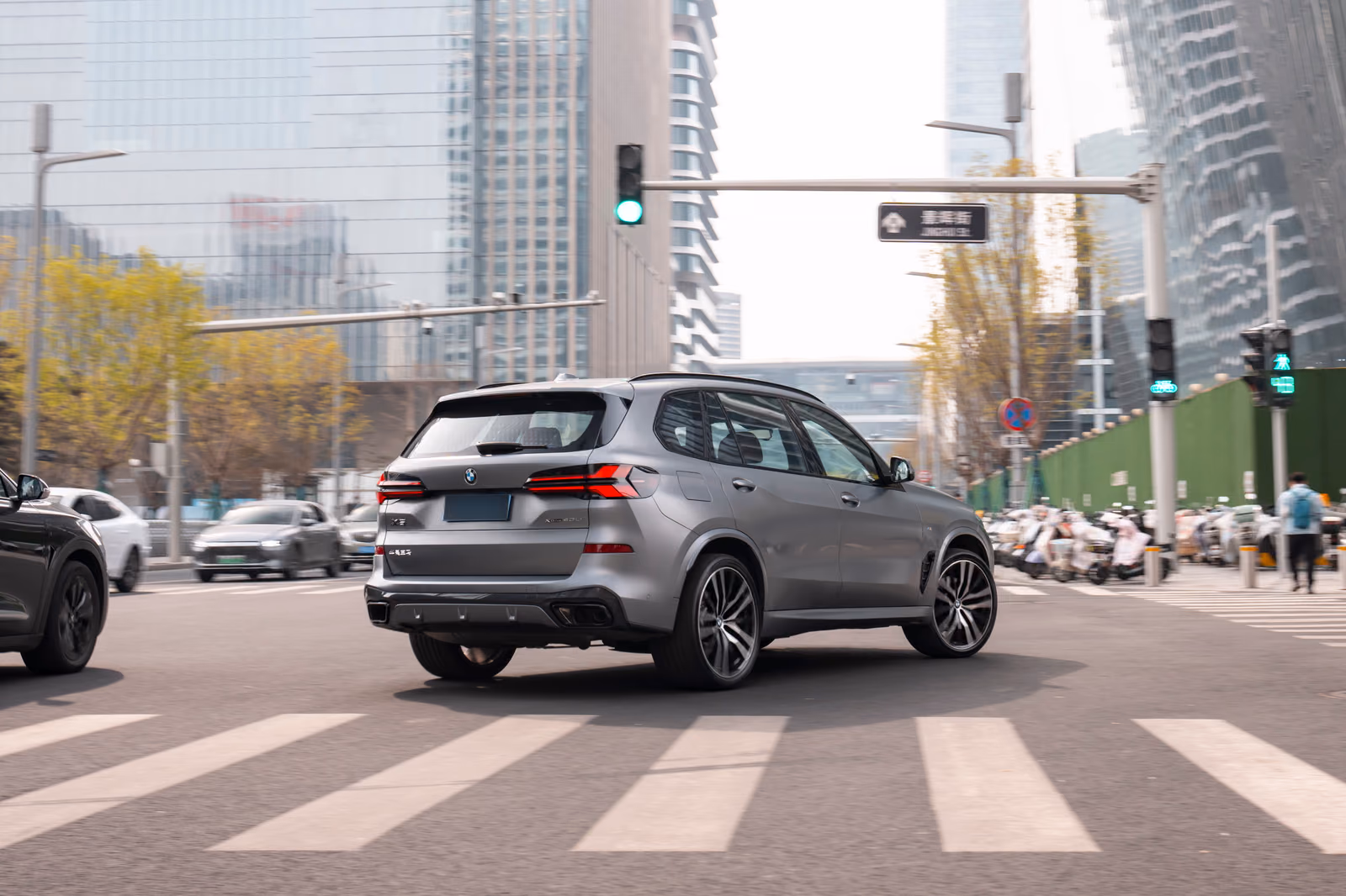 BMW X5 Li, вид сзади в три четверти