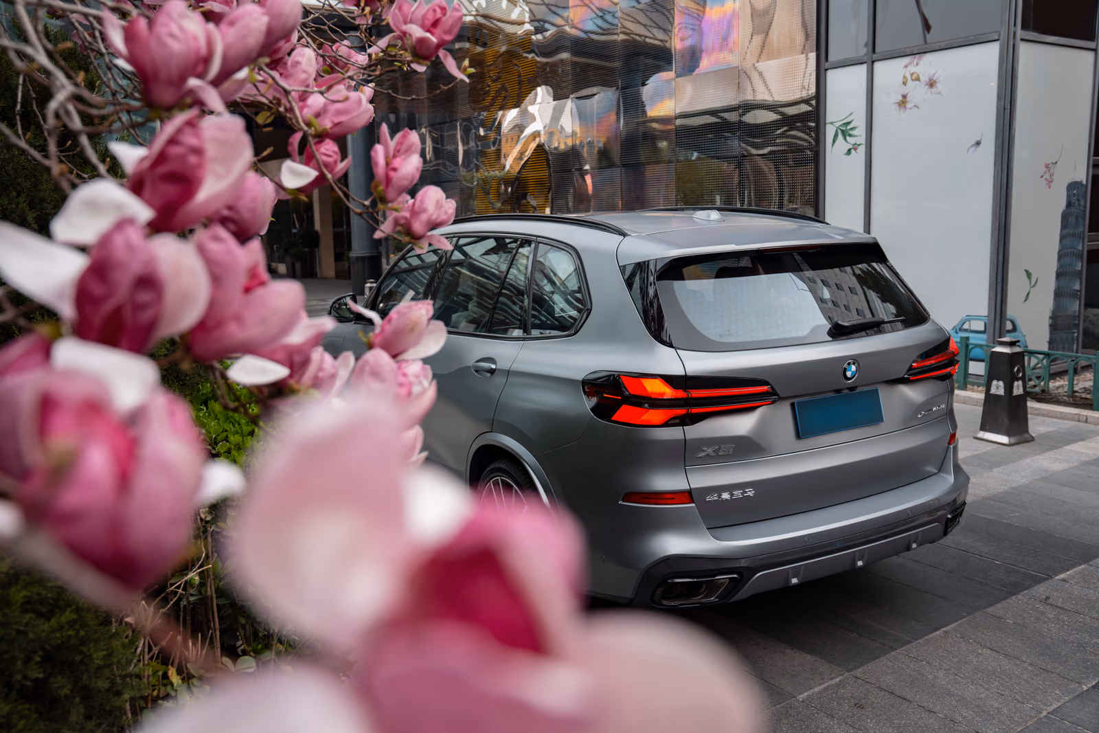 BMW X5 Li, вид сзади в городской застройке