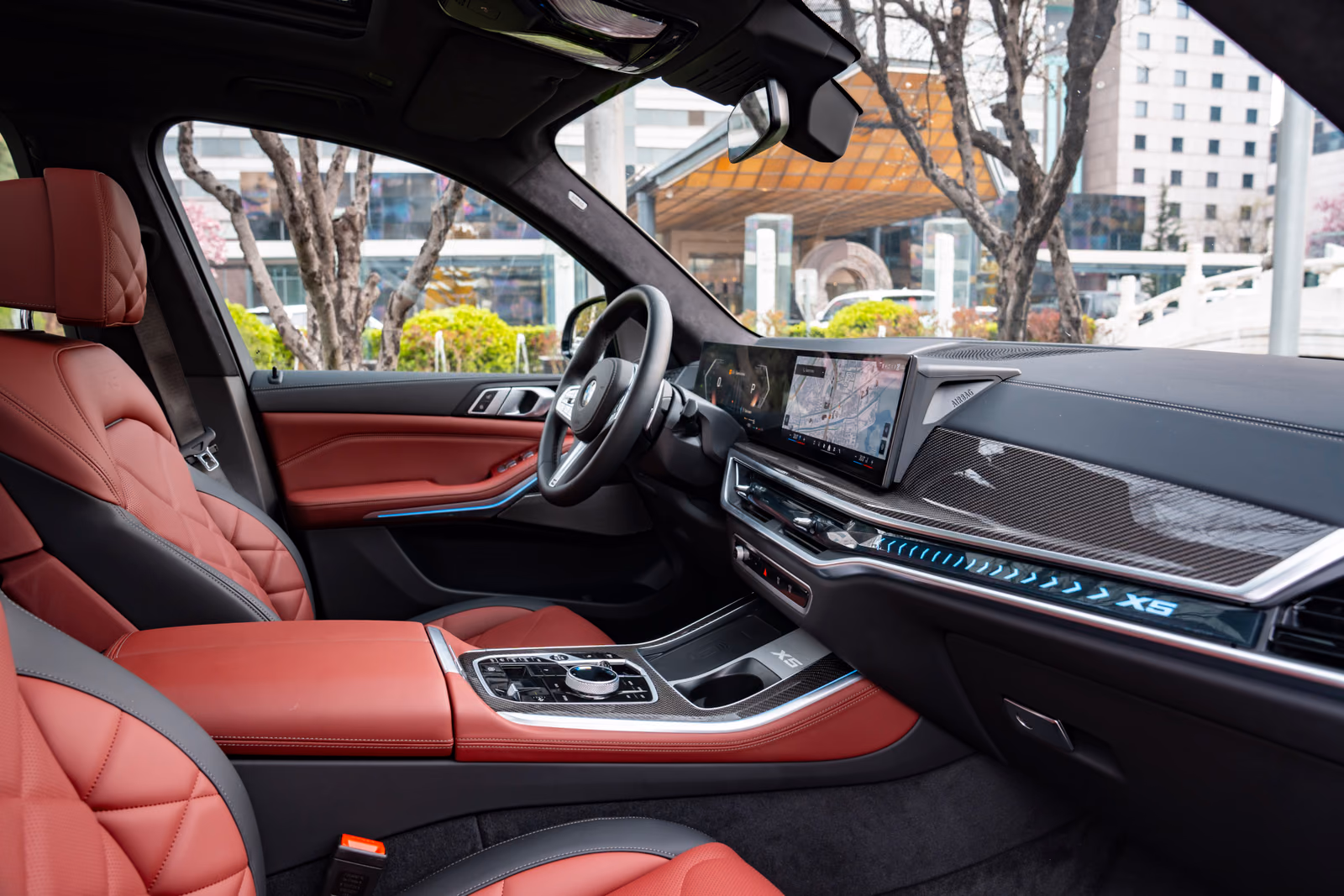 Передняя панель BMW X5 Li с изогнутым дисплеем BMW Curved Display