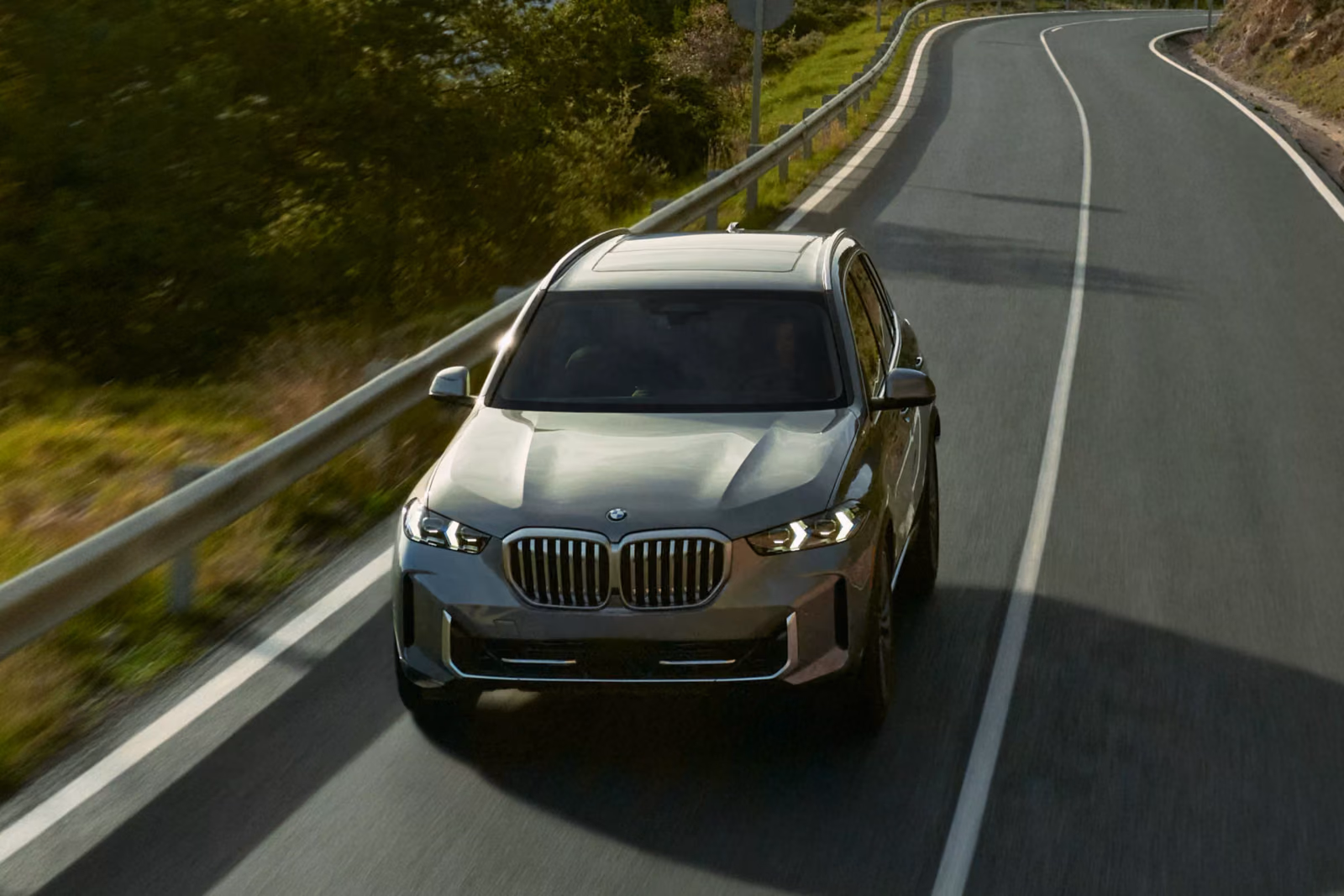 BMW X5 на горной дороге