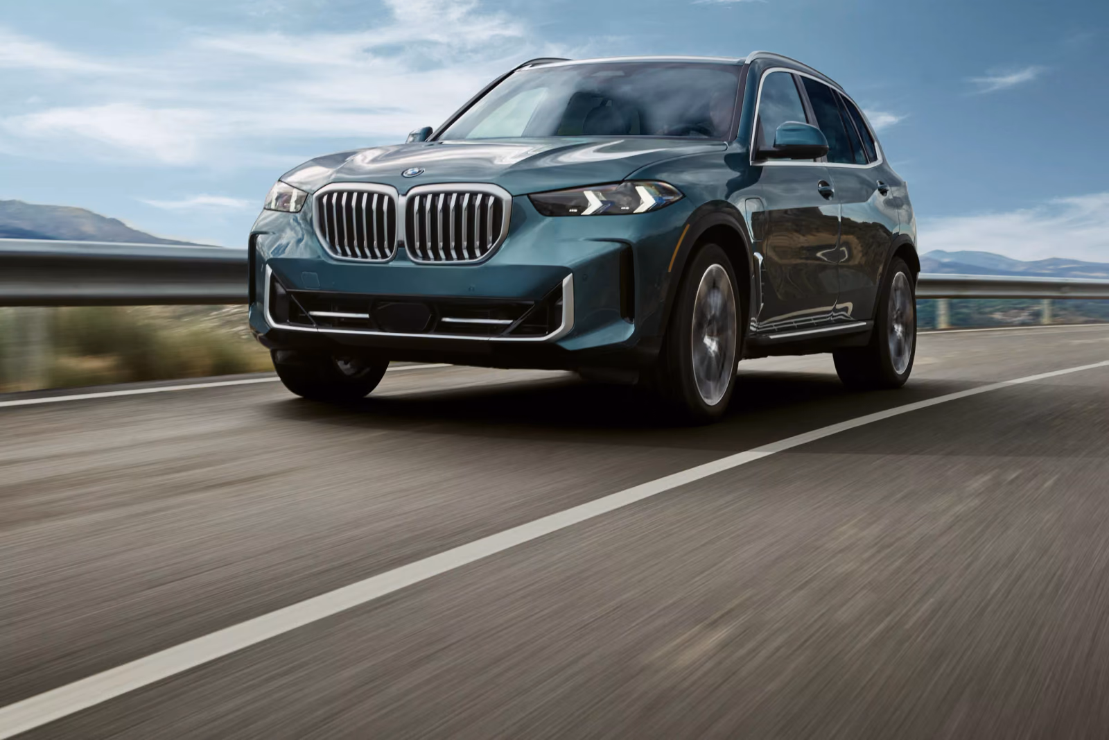 BMW X5 в движении на трассе