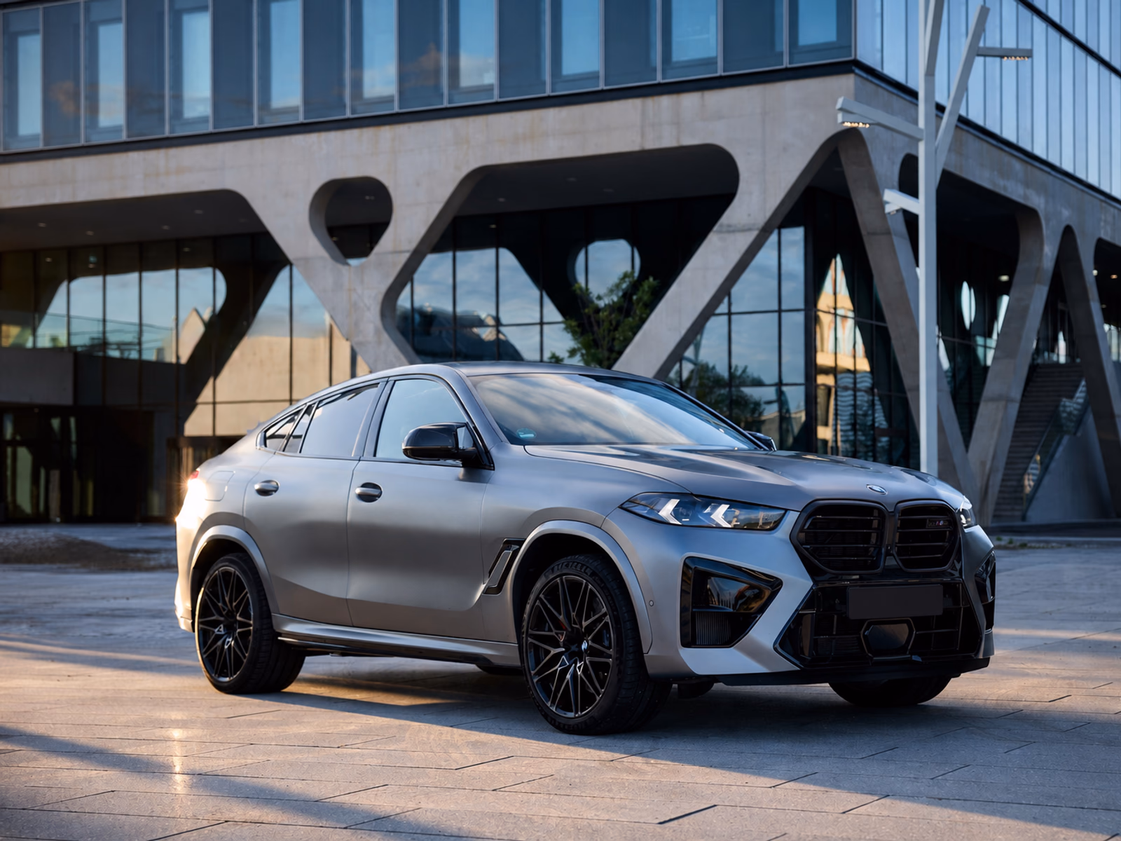 Чёрная BMW X6 M Competition, вид спереди в три четверти