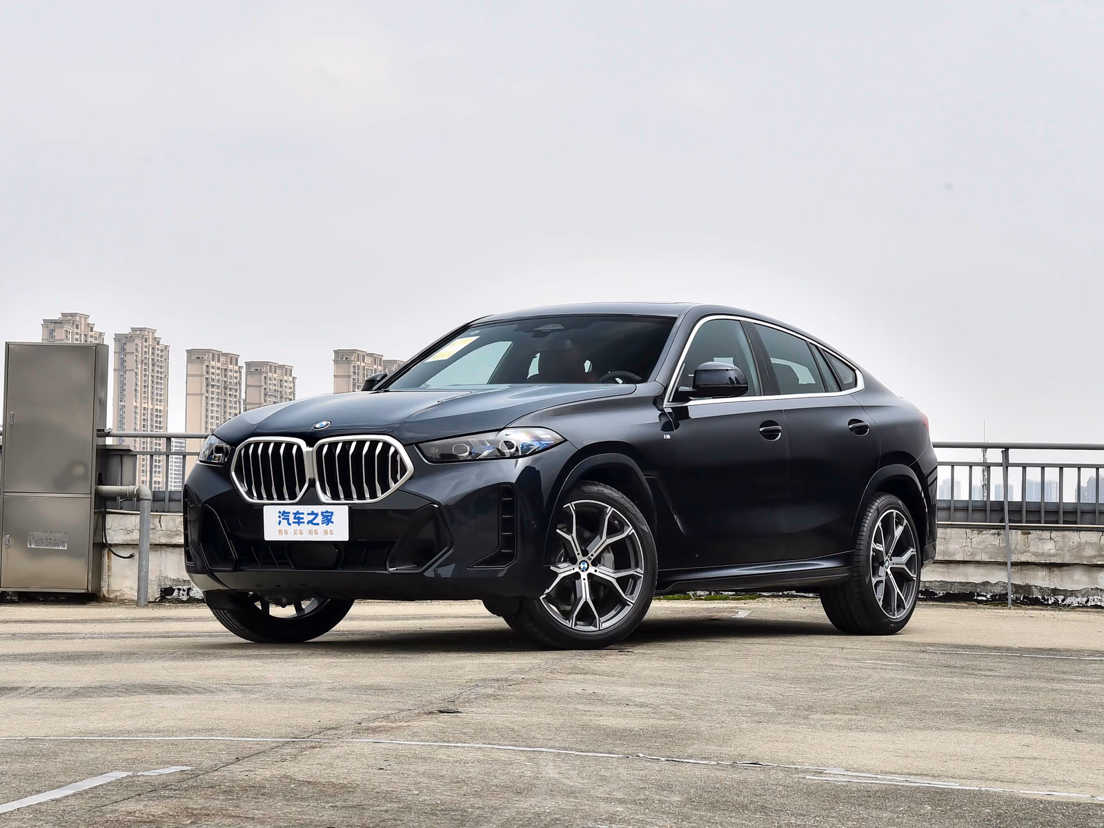 BMW X6 xDrive40i M Sport — чёрный кузов спереди в три четверти