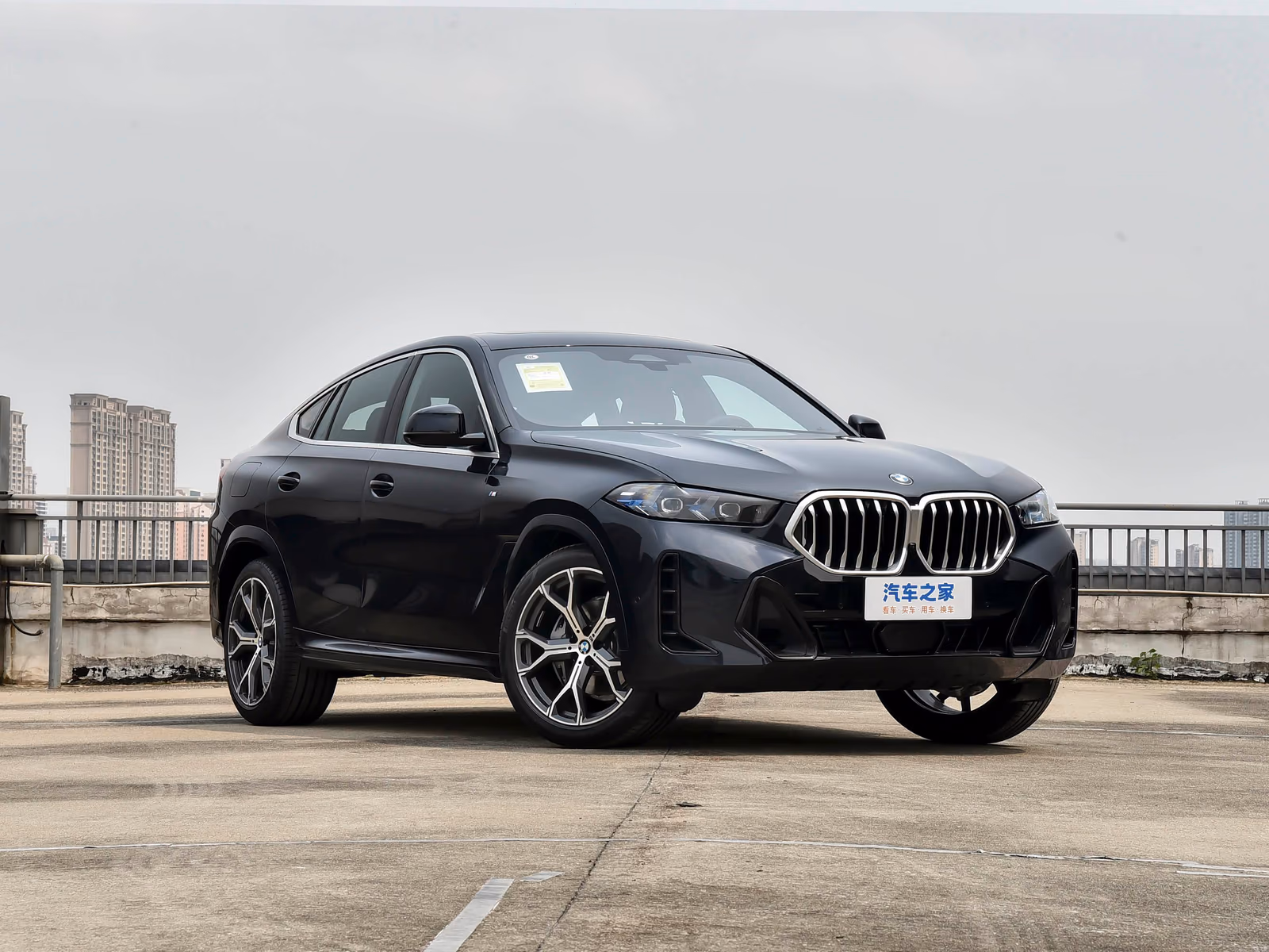 BMW X6 xDrive40i M Sport — передняя часть с противоположной стороны