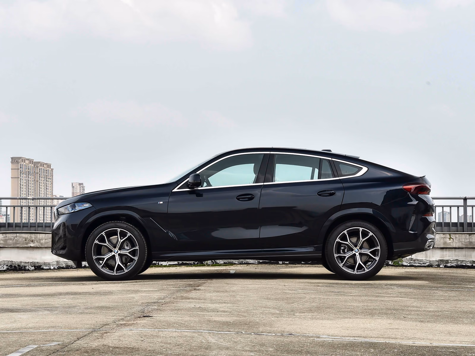 BMW X6 xDrive40i M Sport — купеобразный кузов в профиль