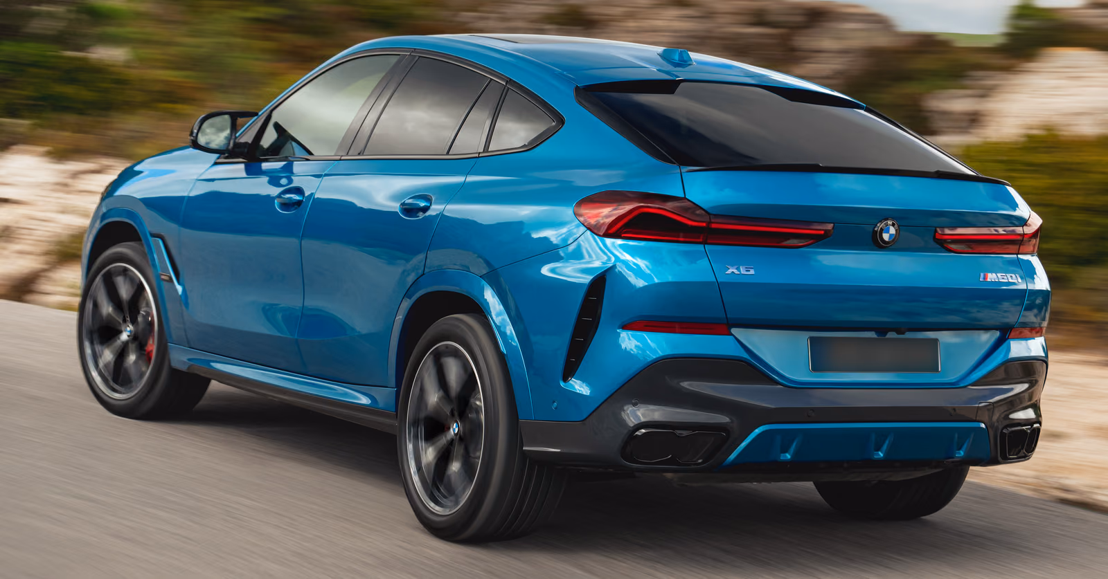 BMW X6 — вид сзади в три четверти в движении