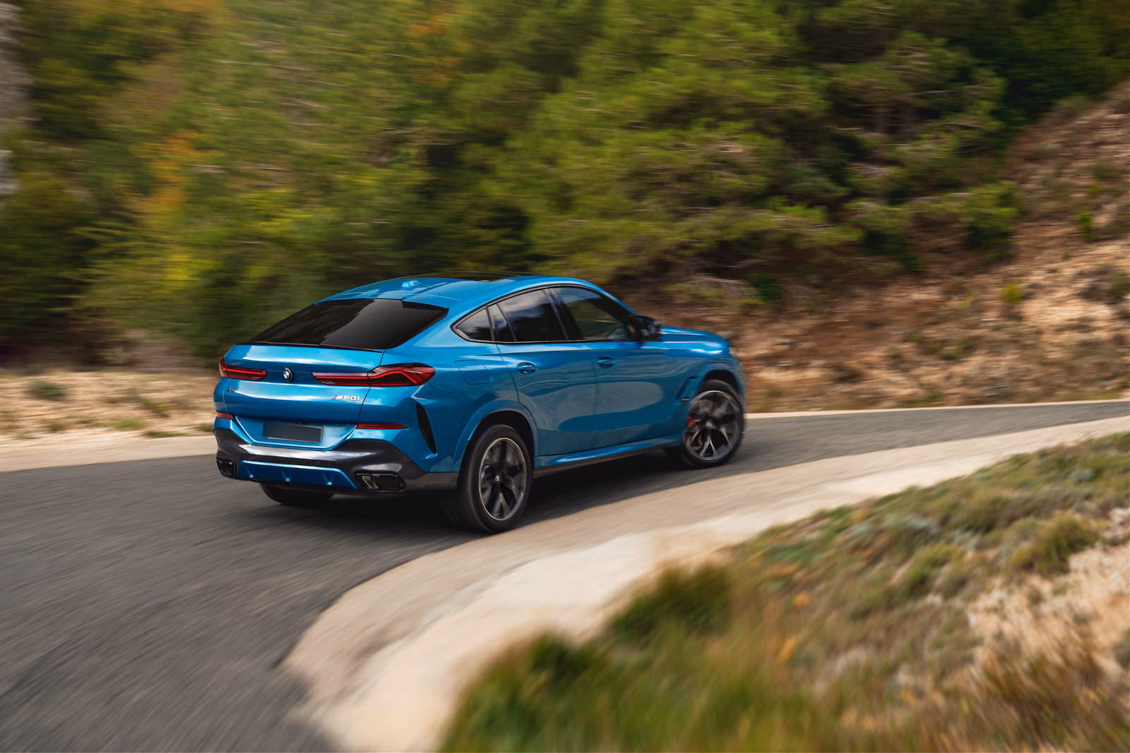 BMW X6 — на горном серпантине, вид сзади