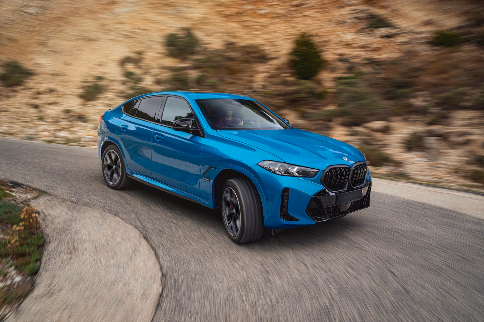 BMW X6 — в движении по горной дороге