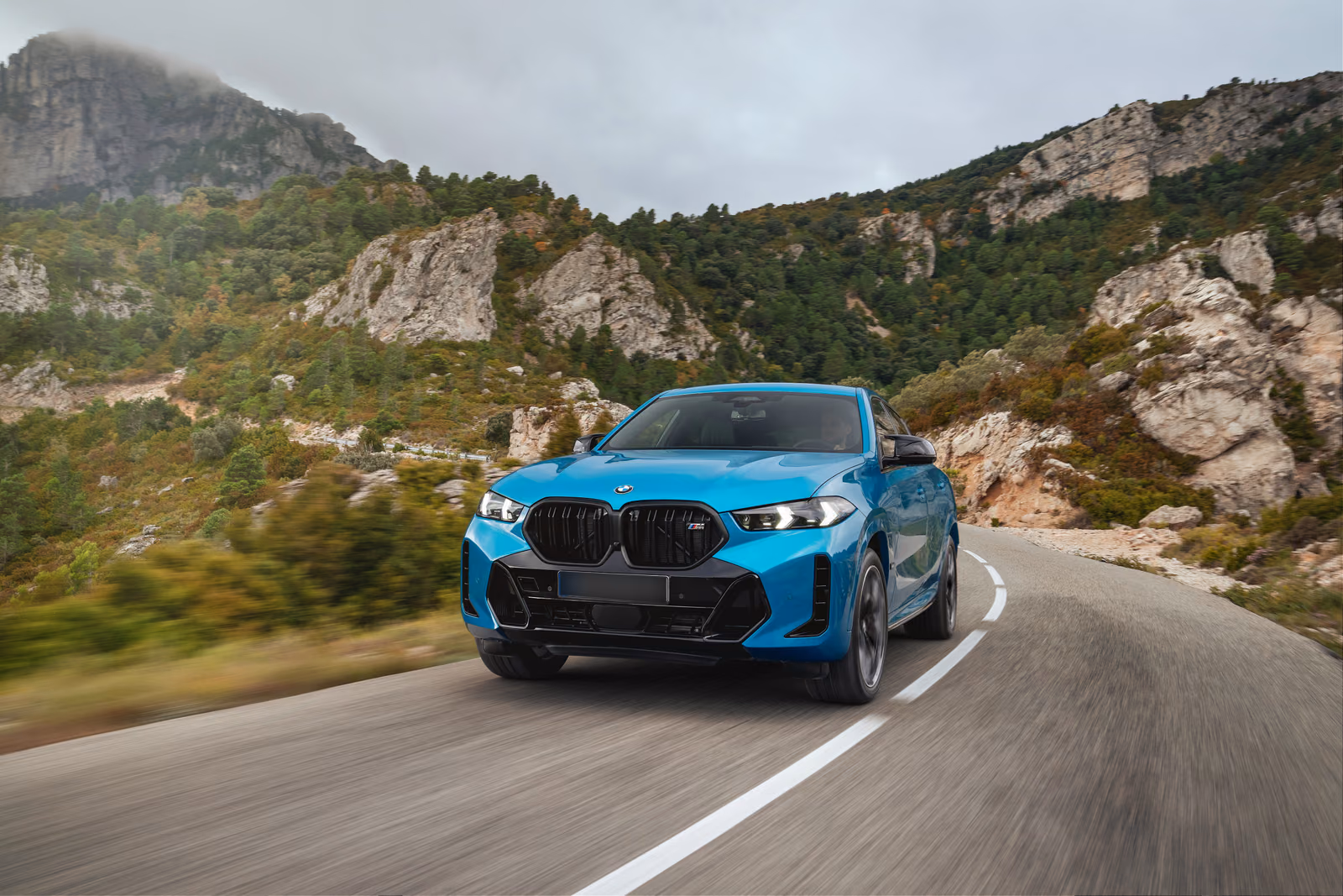 BMW X6 — фронтальный ракурс на серпантине