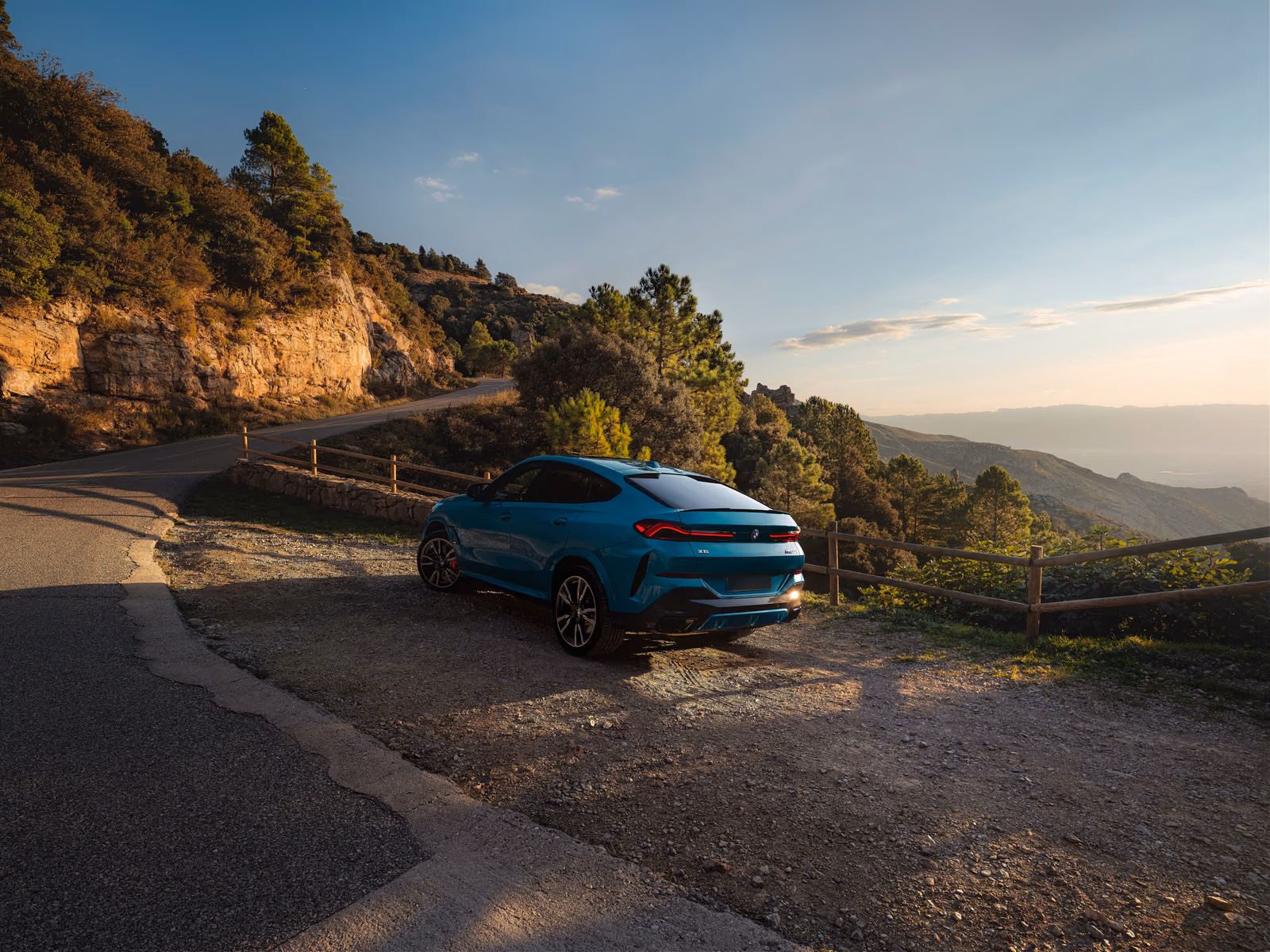 BMW X6 — на смотровой площадке на закате