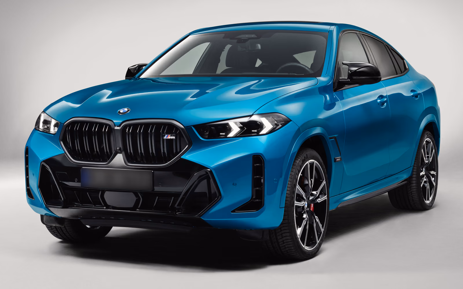 BMW X6 — студийный кадр спереди в три четверти