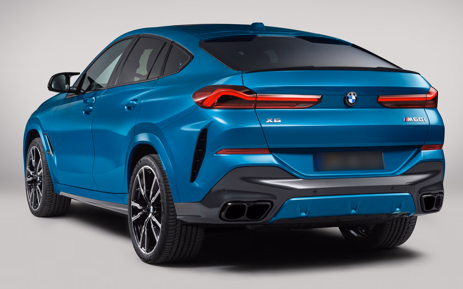 BMW X6 — студийный кадр сзади в три четверти