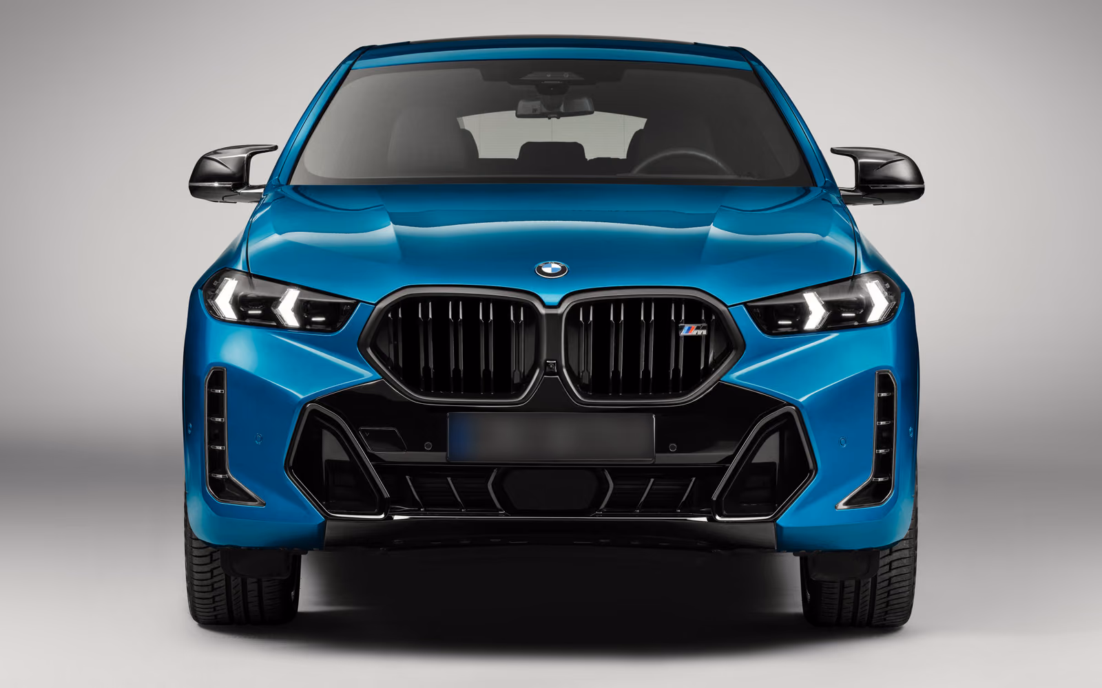BMW X6 — вид строго спереди в студии