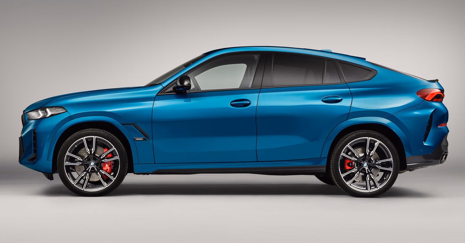 BMW X6 — профиль в студии