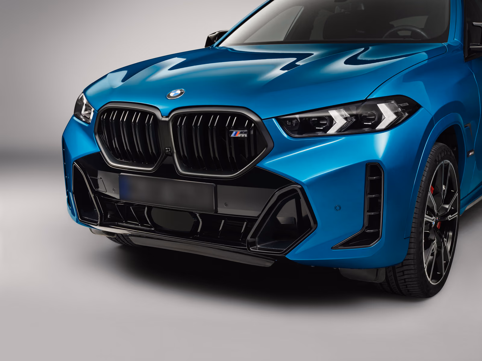 BMW X6 — решётка с подсветкой и фары крупным планом