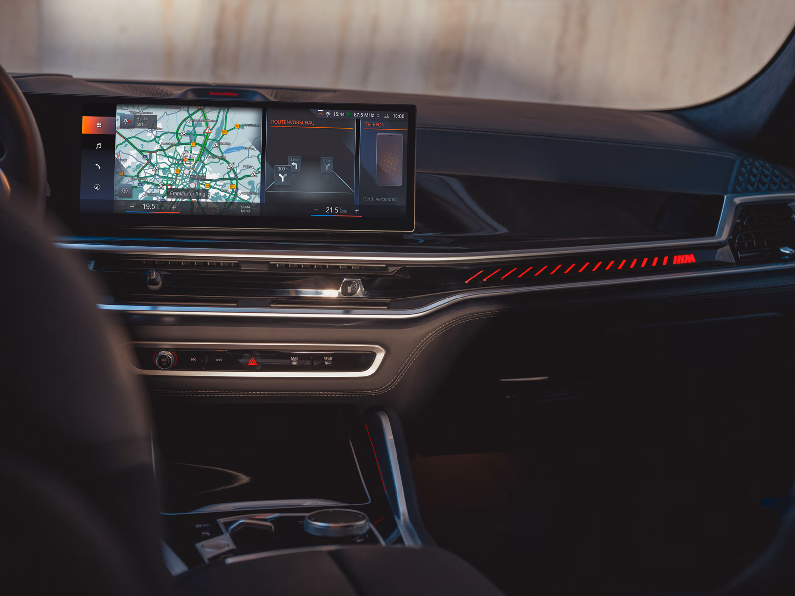 BMW X6 — экран мультимедиа с навигацией